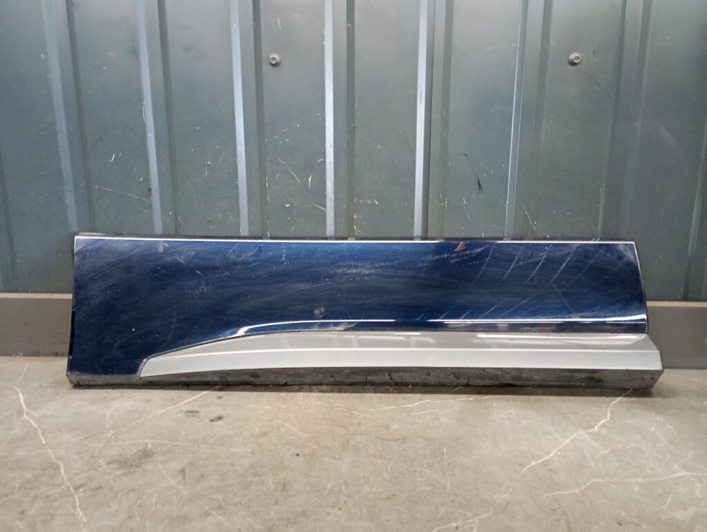 575854950j Listwa prawy tyl SEAT ATECA granatowa