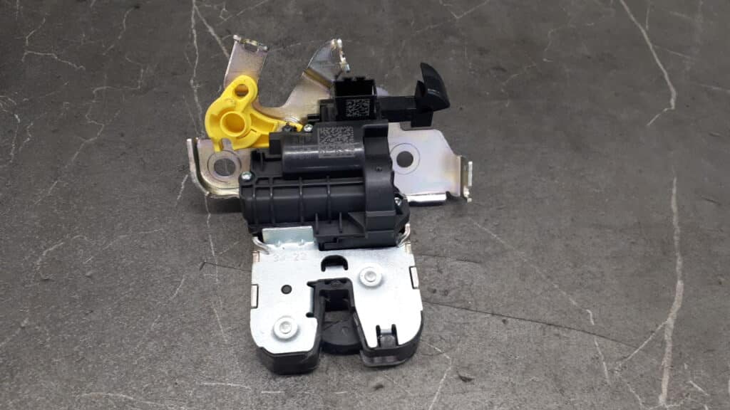 81a82750617s zamek klapy bagaznika seat ateca 4pin