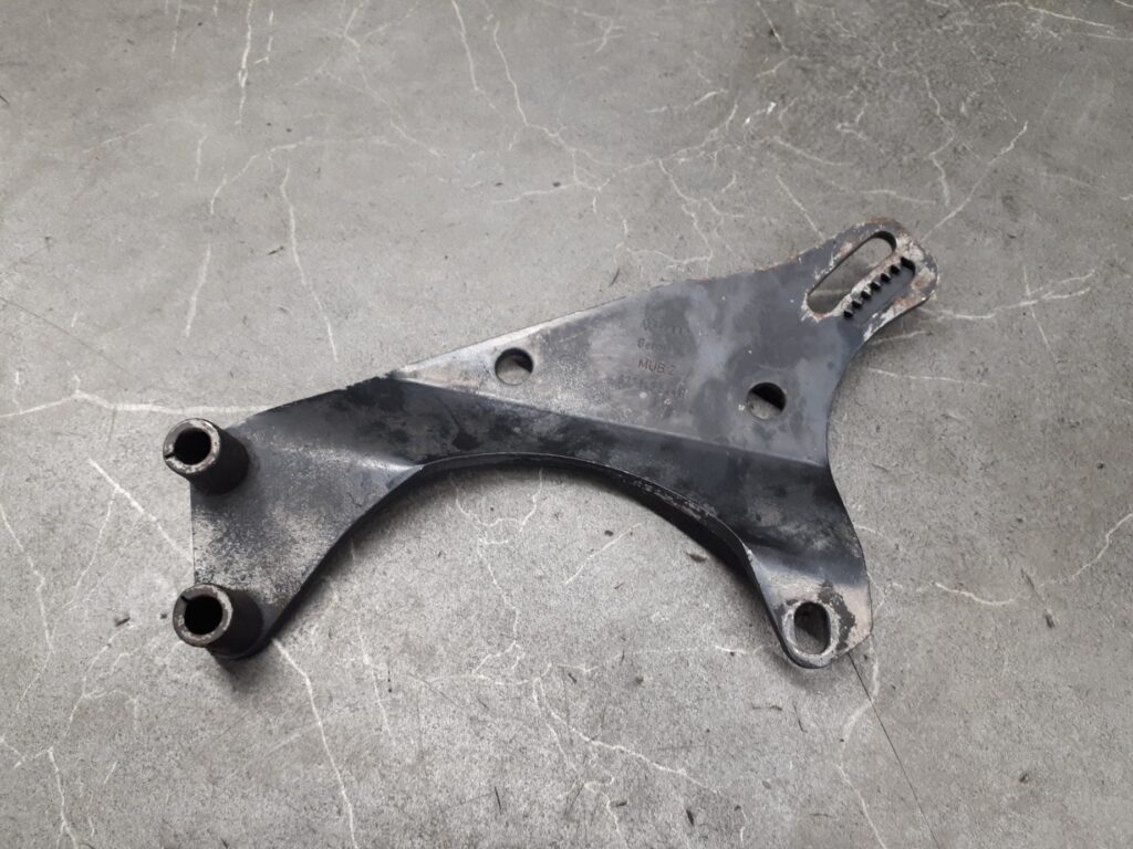 037145544B Lapa wspornik vw CADDY II 1.9SDI