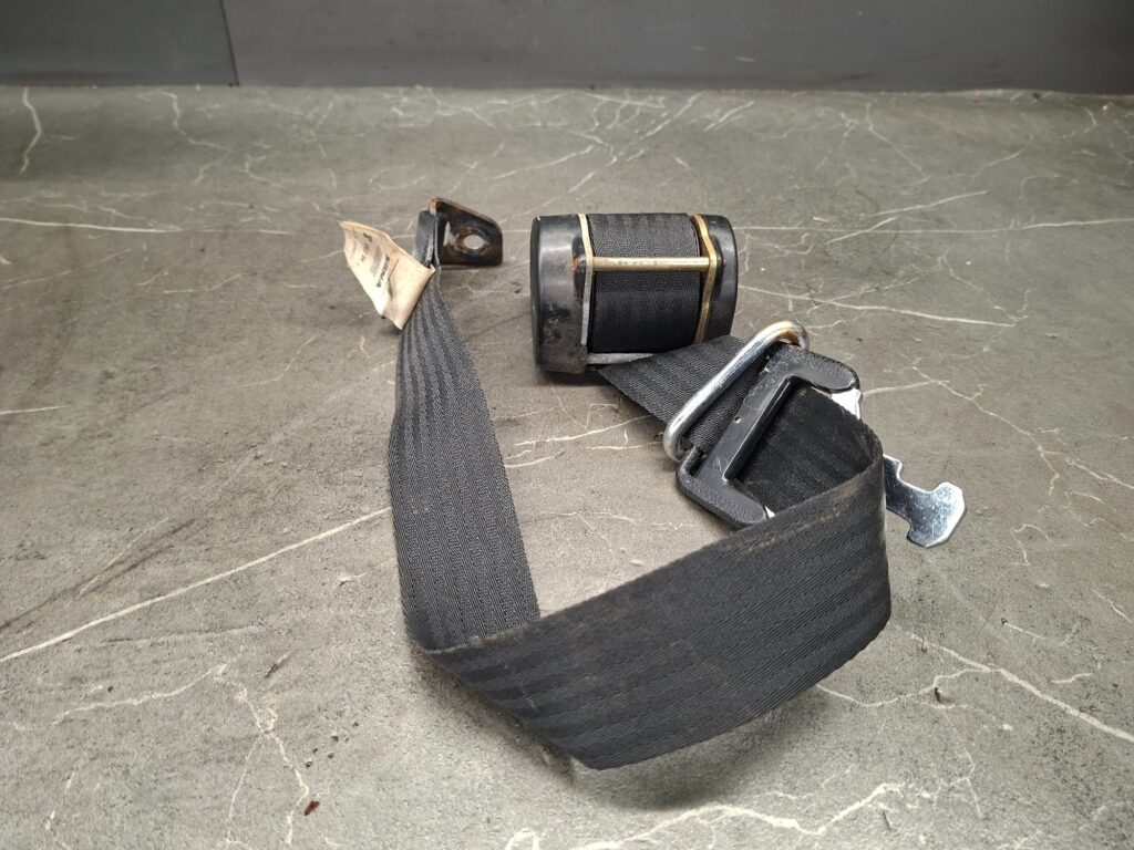 1238601885 pas bezpieczenstwa prawy tyl mercedes w116