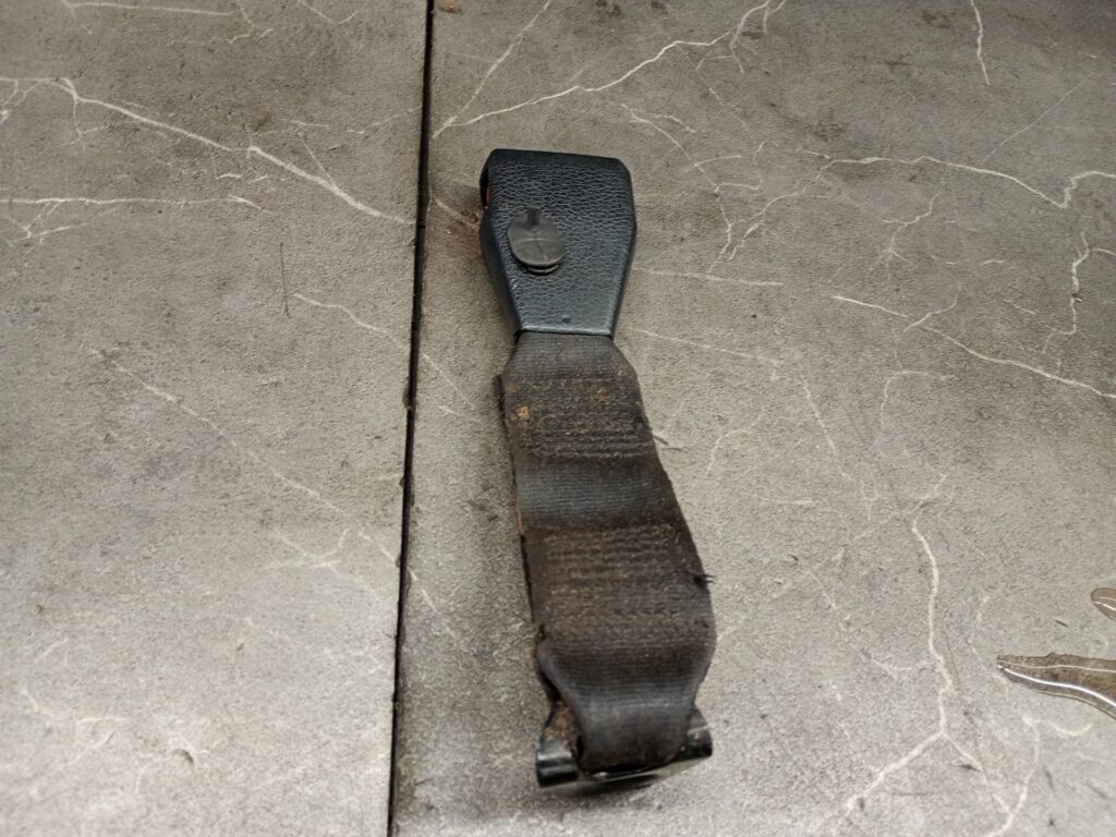 1238602969 zapinka pasa tylnego mercedes w123