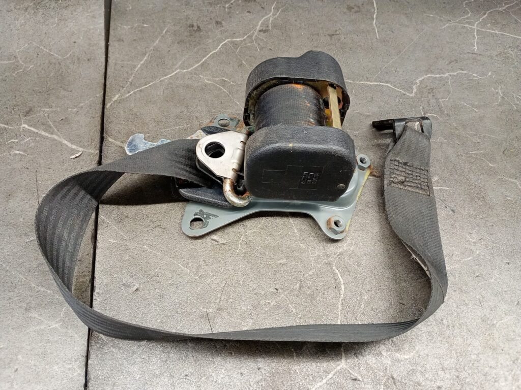 1238603785 Pas bezpieczenstwa lewy tyl mercedes w123