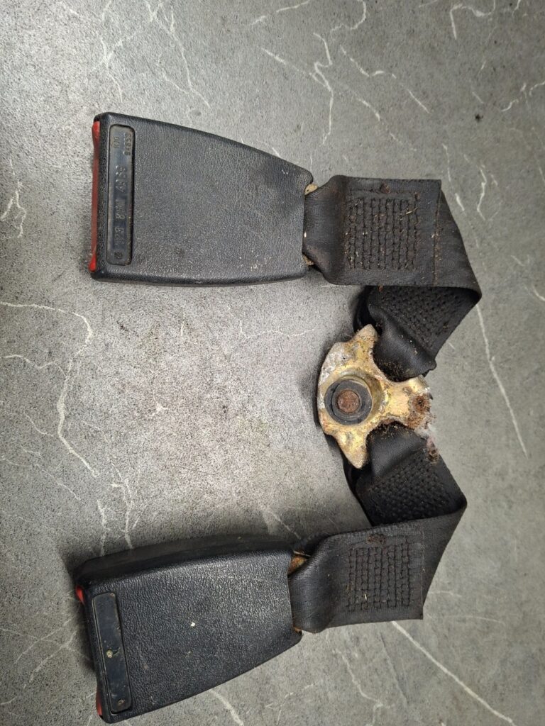 1238604969 zapinka pasa bezpieczenstwa tyl mercedes w123