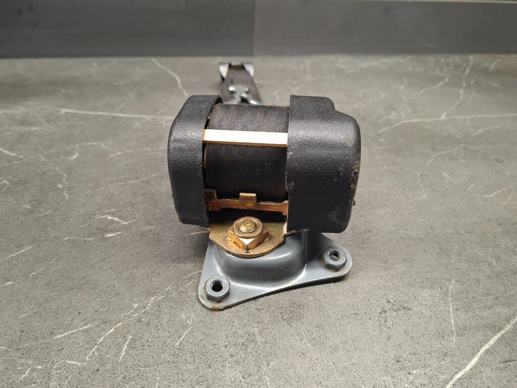 1238609885 pas bezpieczenstwa tyl mercedes w123