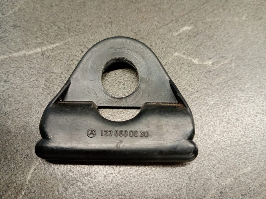1238680030 Zaślepka uchwytu pasa bezpieczeństwa Mercedes W123