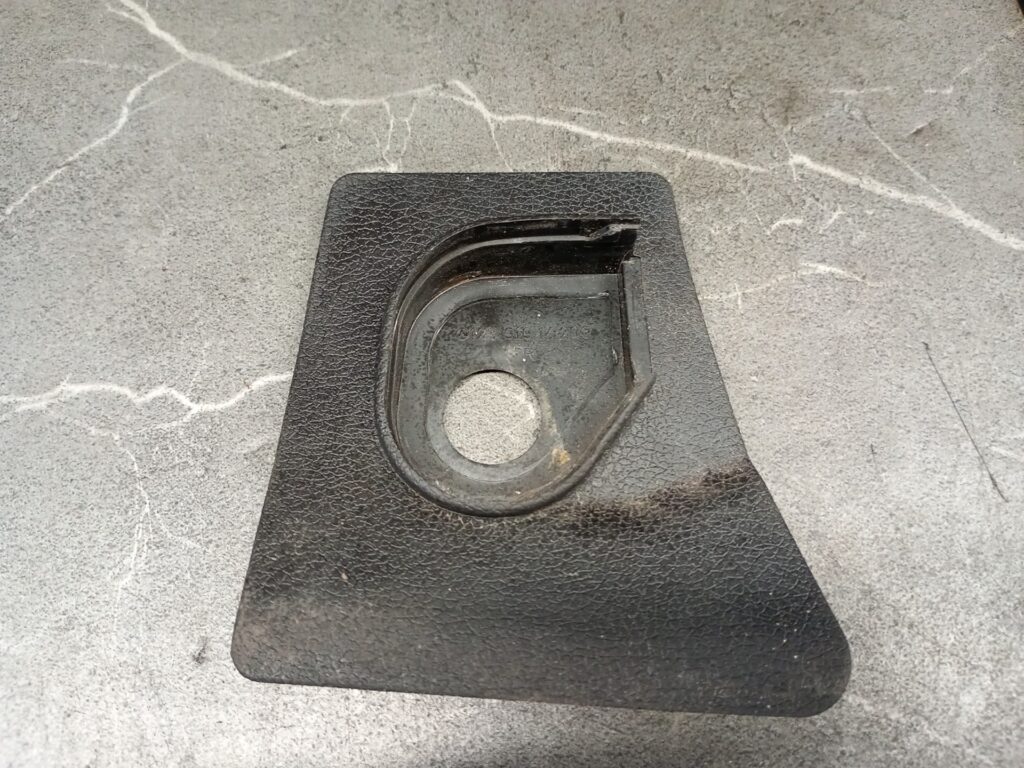 1239191420Osłona uchwytu pasa bezpieczeństwa prawy mercedes w123