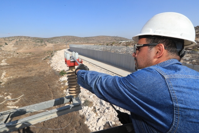 חברת החשמל במבצע בדרום הר חברון