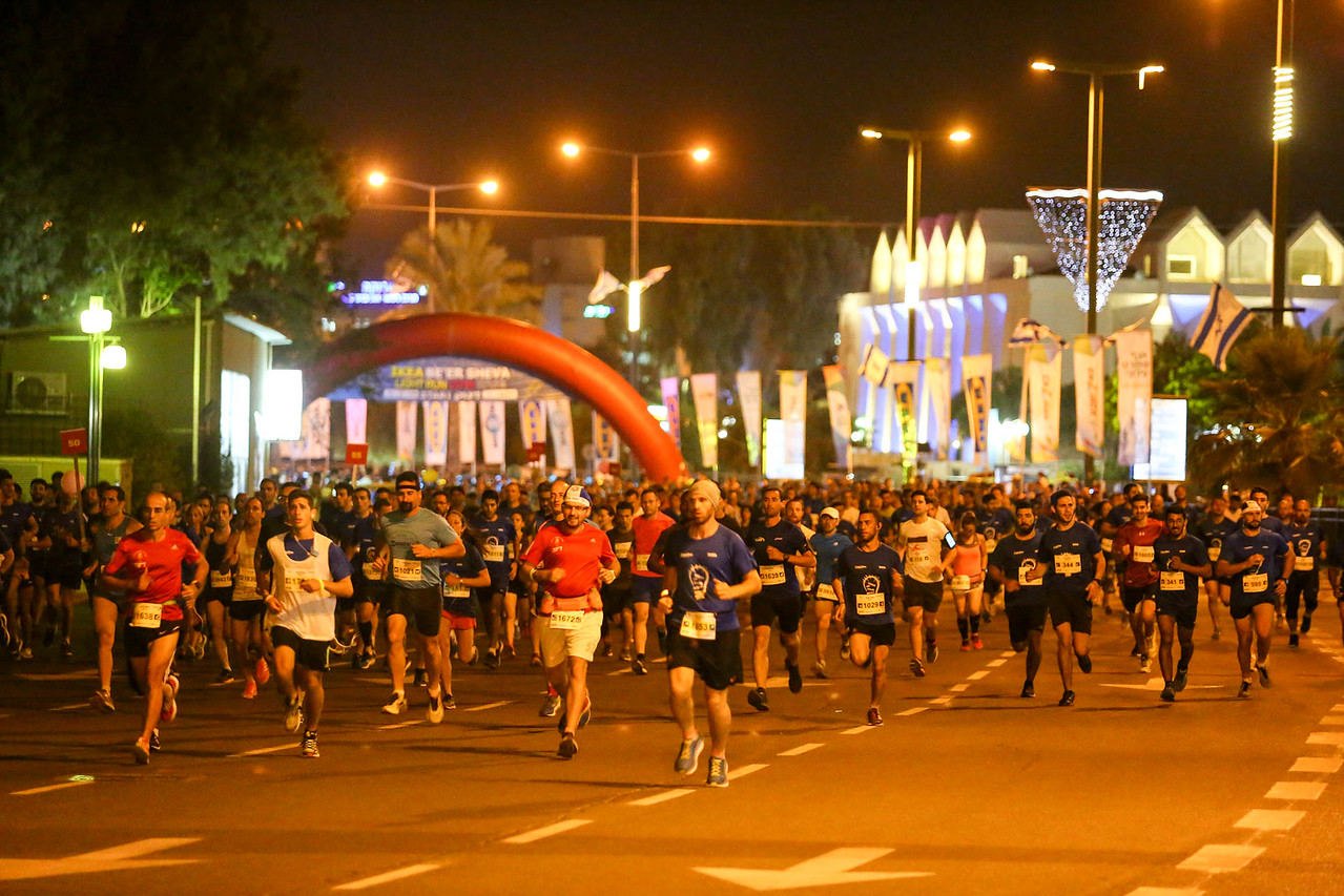 באר שבע זוהרת באלפי צבעים: מעל 7,000 משתתפים הגיעו אמש להאיר את העיר במרוץ הלילה