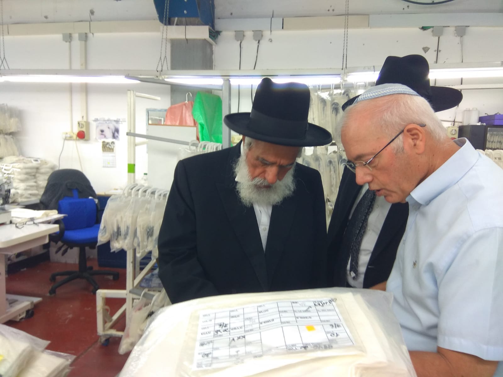 הרב מחפוד, ראש בד"ץ העדה התימנית בישראל, בביקור במפעל הטליתות הגדול בעולם