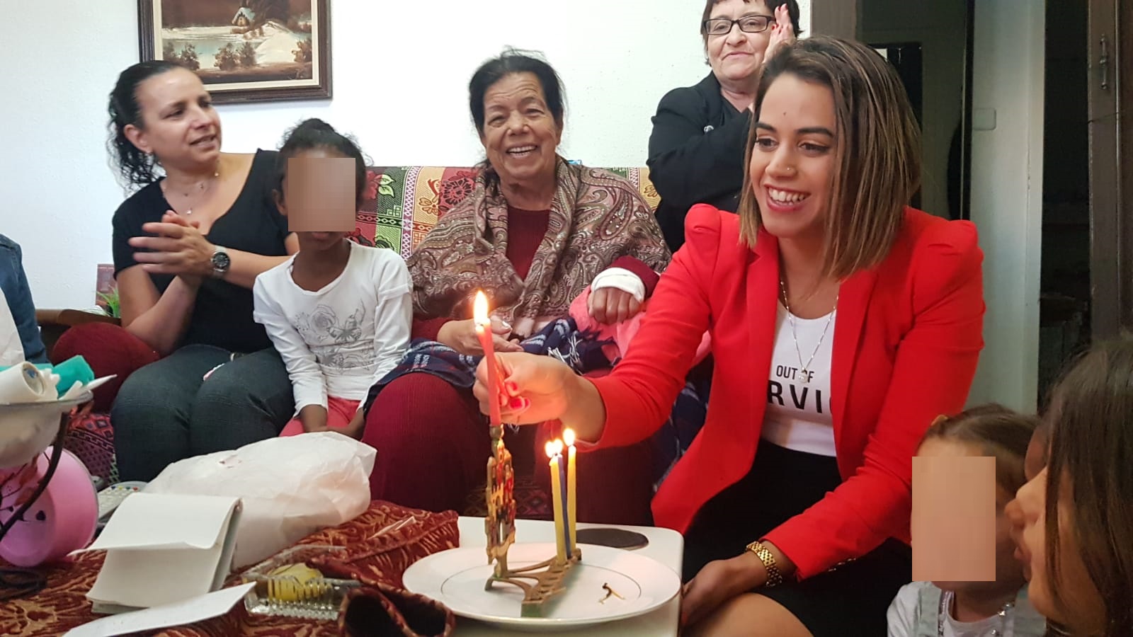  מתנדבי עמותת בית מוריה מדליקים נרות עם תושבים קשישים עריריים 