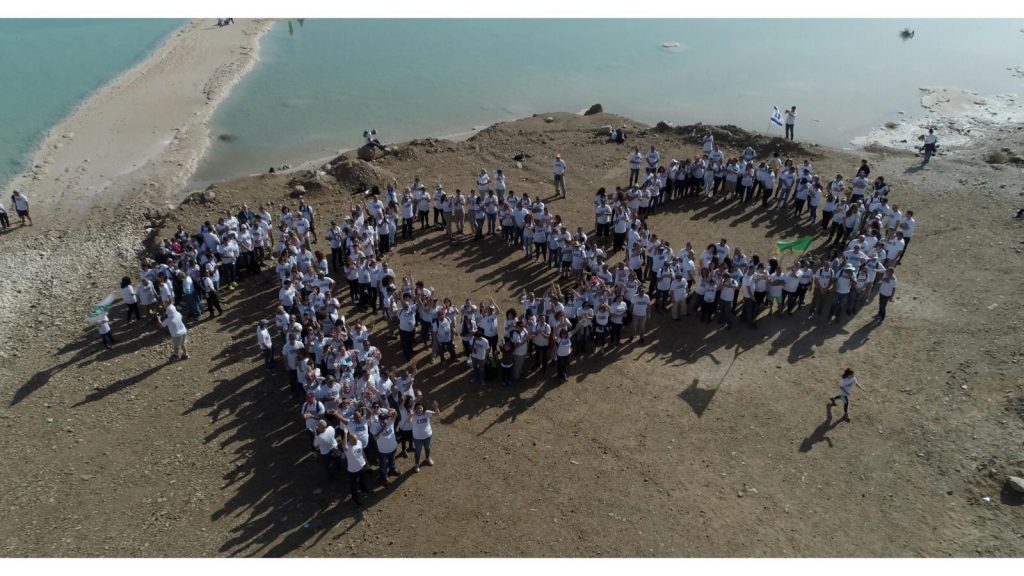 מתנדבי תנועת הצופים מרחבי הארץ במיצג מרשים על חופי ים המלח