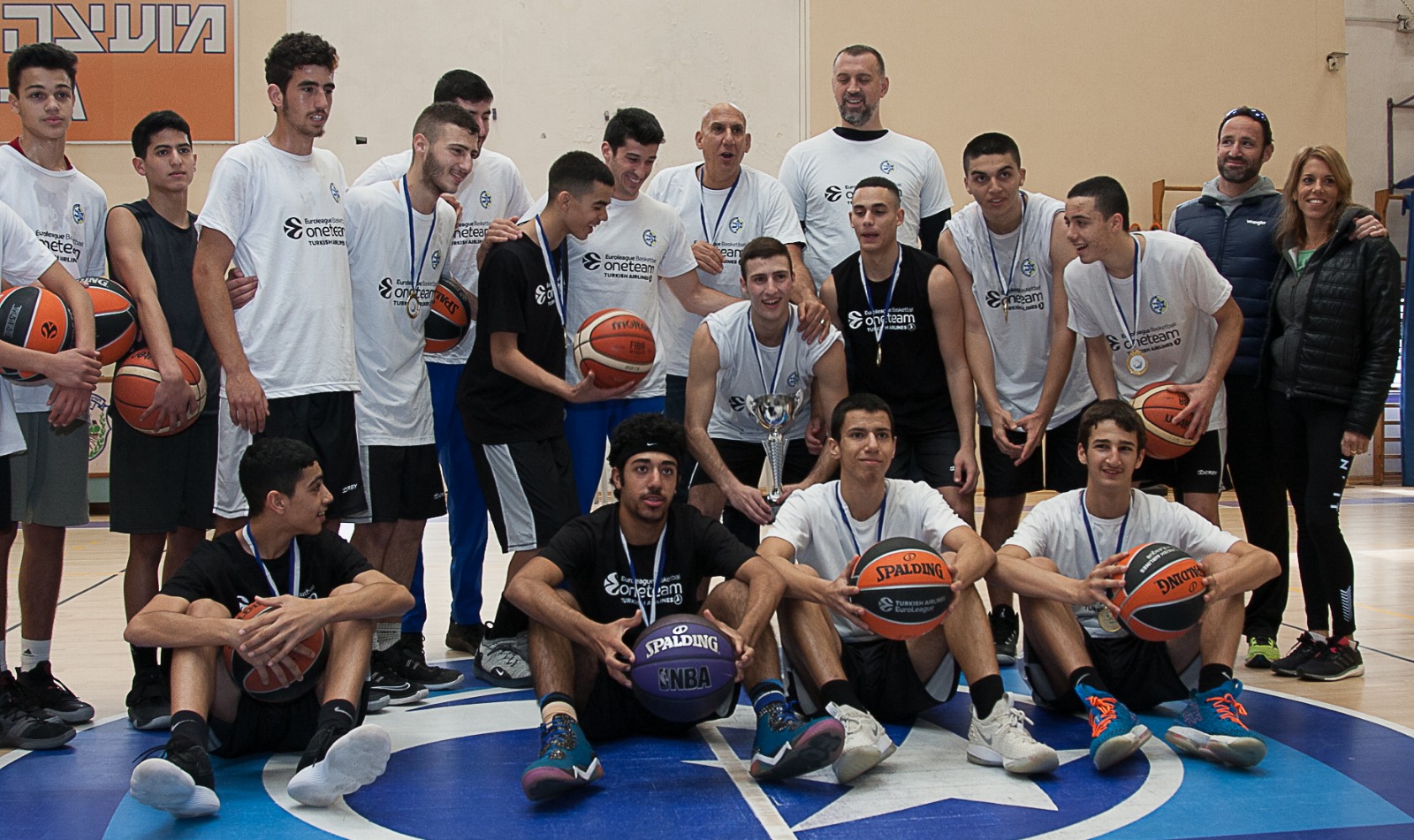 תלמידי האקדמיה לכדורסל בכפר הנוער עיינות מתאמנים ביחד