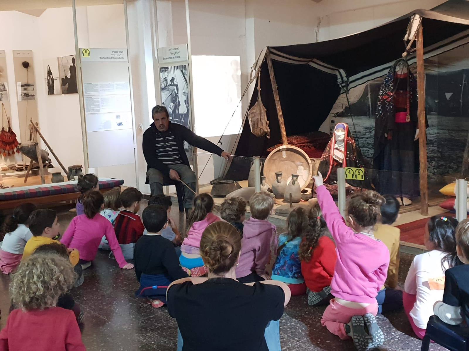 ביקור שכנים: ילדי הגנים בבני שמעון יצאו להכיר את תרבותם של השכנים הבדואים