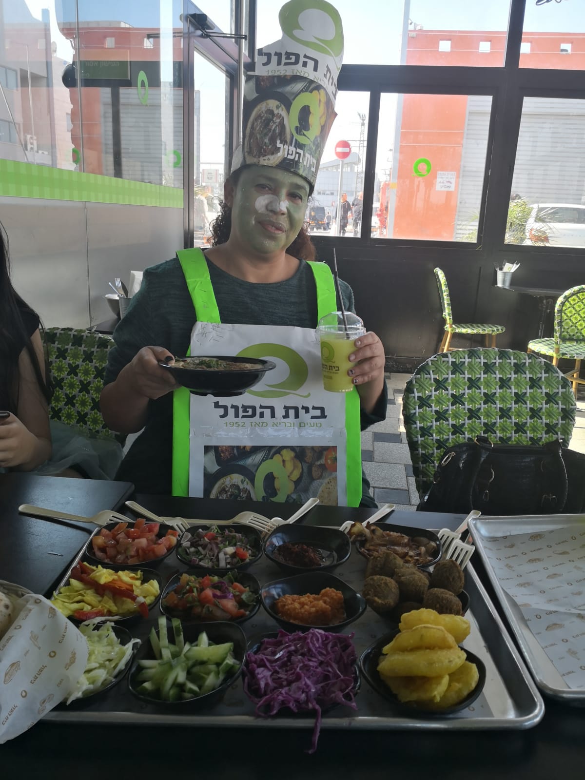 הלקוחה בתחפושת הירוקה