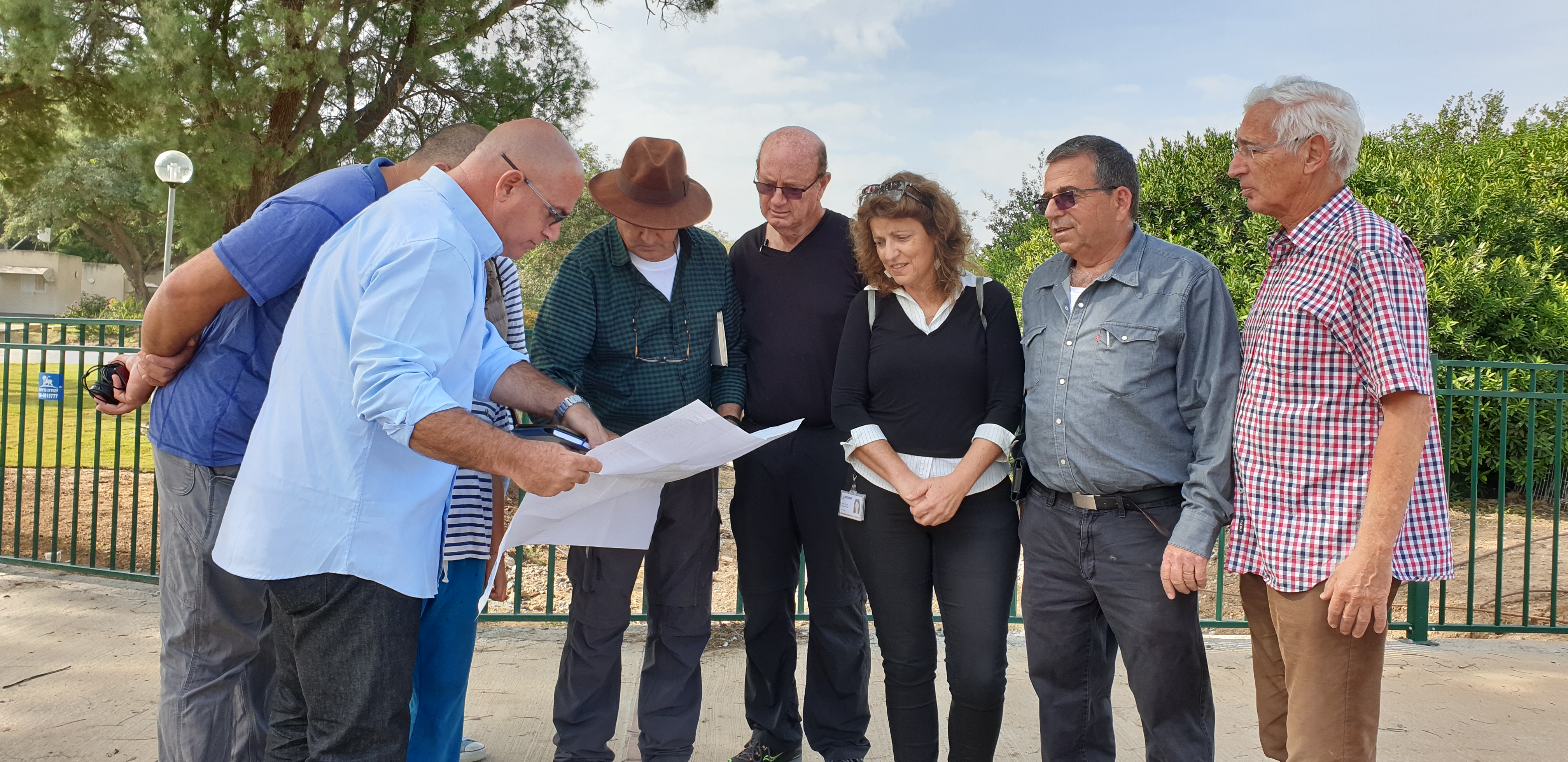 עובדי חברת נטפים נרתמו לשיקום בוסתן בן 30 שנה בעוטף עזה שנשרף מעפיפון תבערה