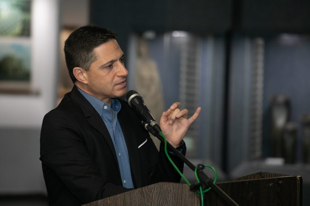 תערוכת צילום פורטרטים של שורדי השואה 