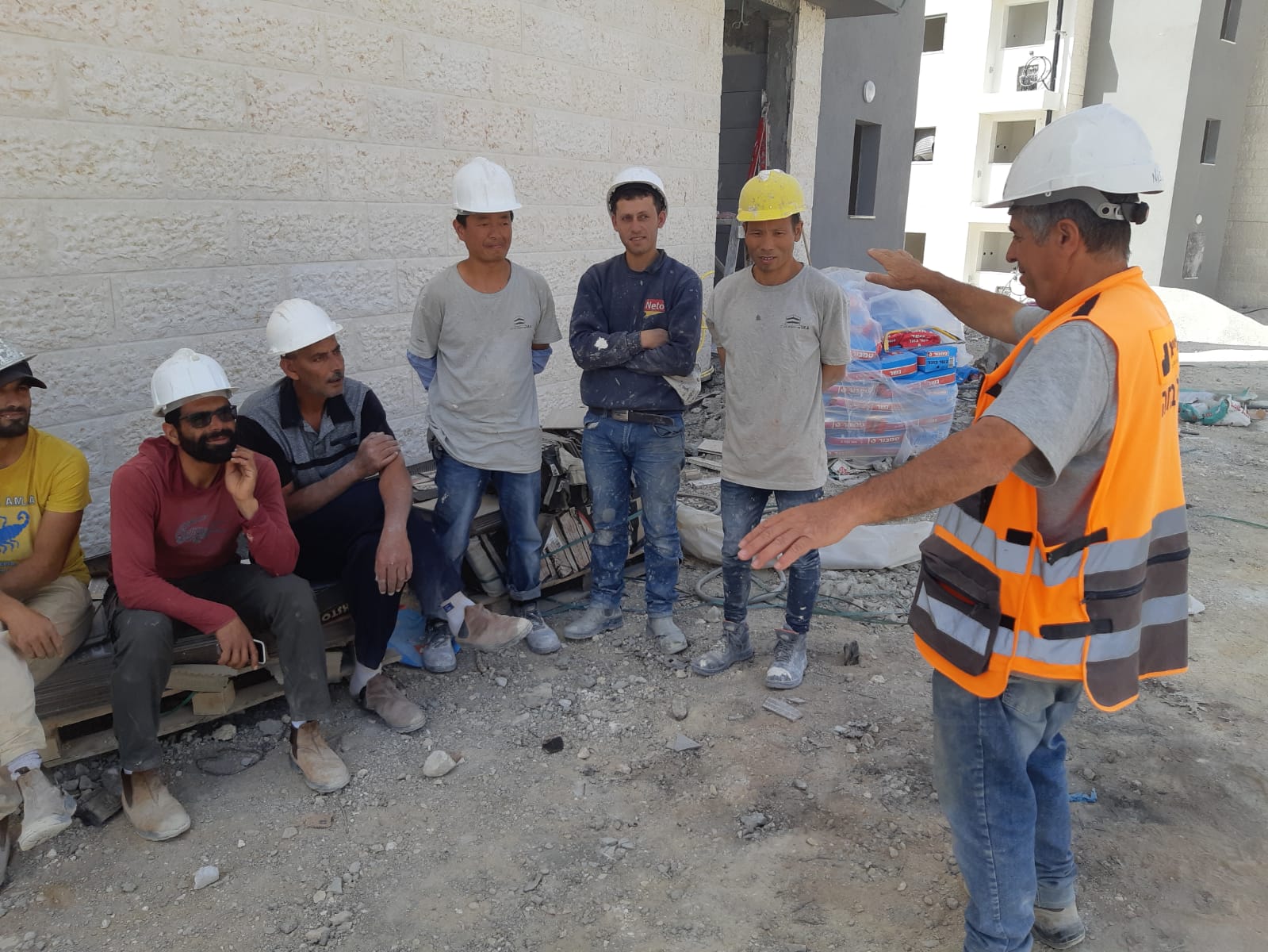 ארגון קבלני הנגב שם את הבטיחות במקום הראשון ומכשיר עוזרי בטיחות לאתרי בנייה