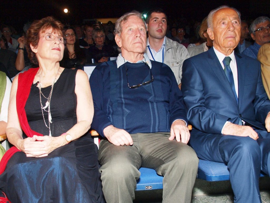 עמוס עוז ושמעון פרס לרגל חגיגת יום ההולדת 70 לעמוס עז