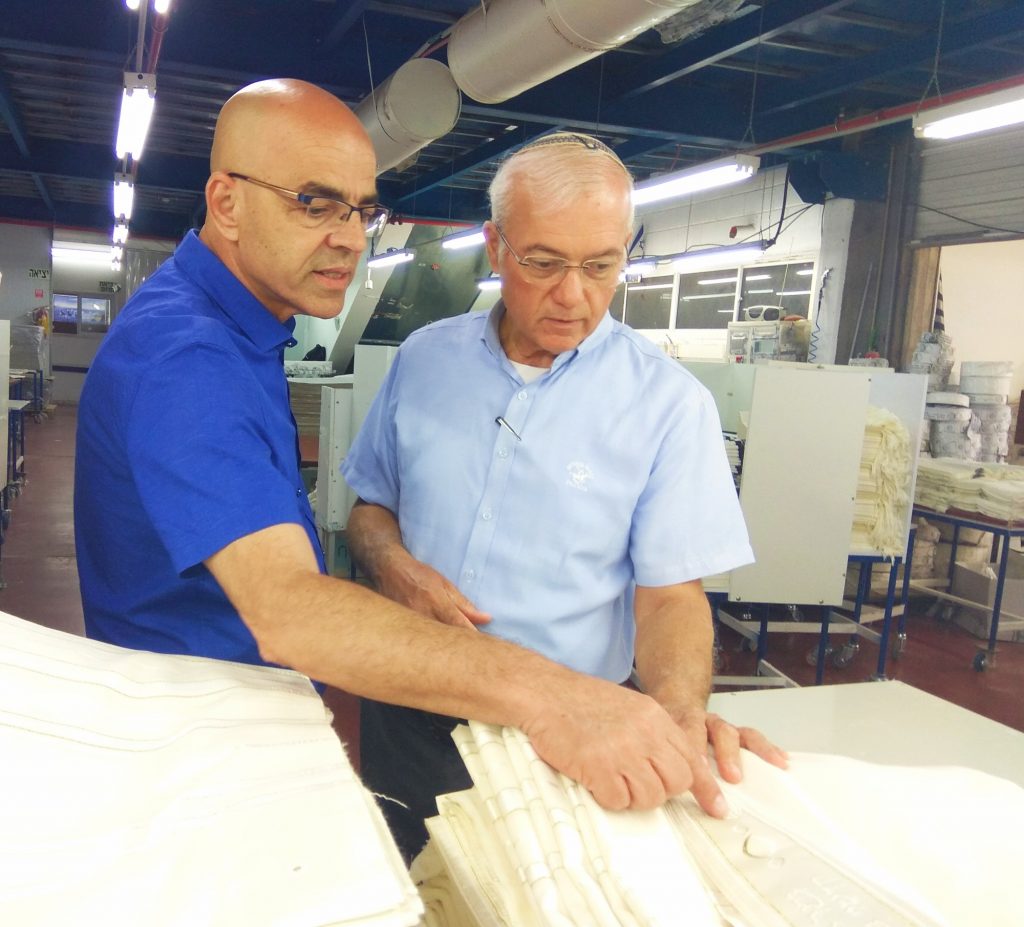 בין מצעים לטליתות-מפגש של שני יצרני הטקסטיל האחרונים בישראל