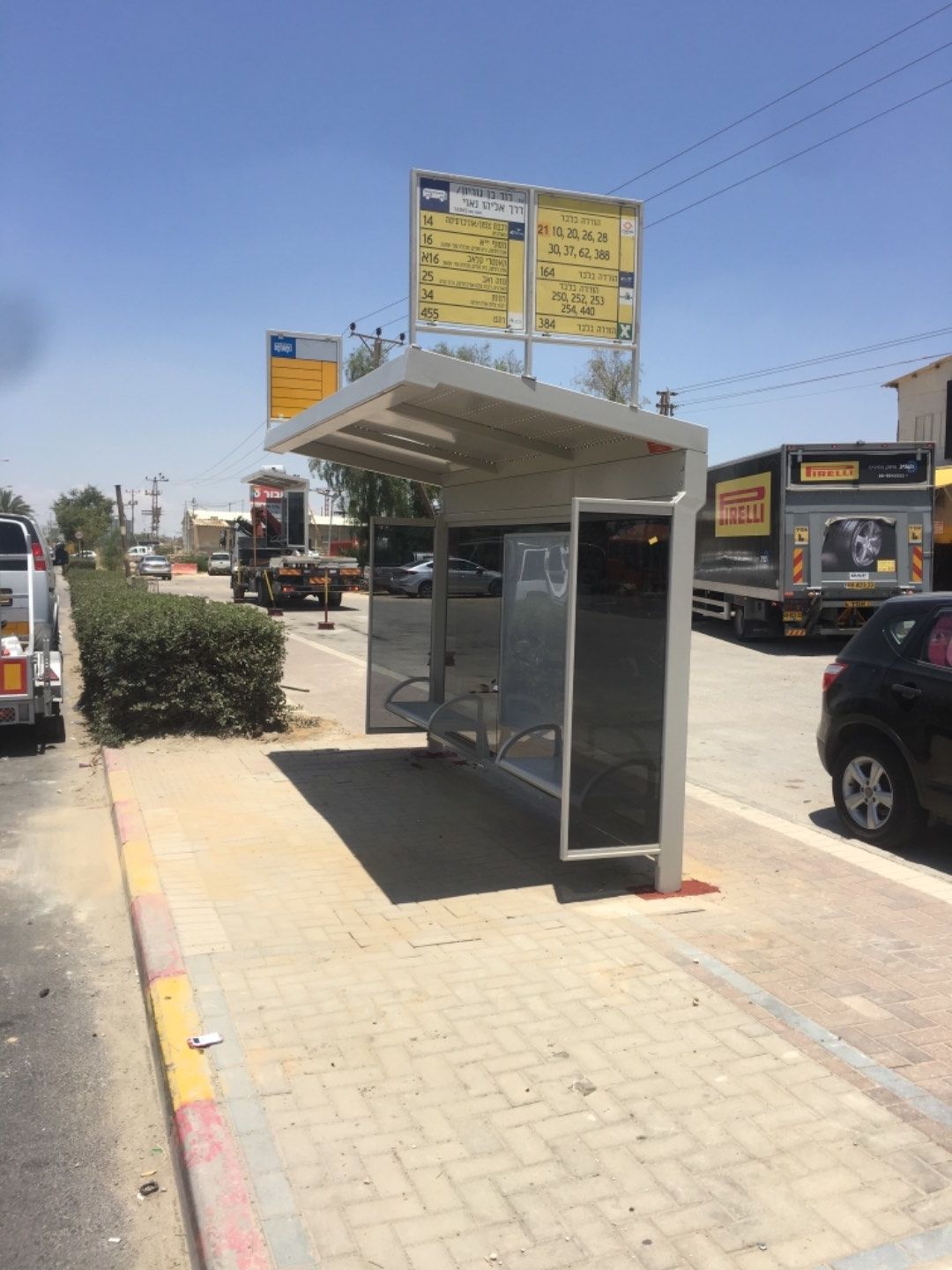 עיריית באר שבע מציבה סככות חדשות בעלות תאורת לילה העובדת על אנרגיה סולארית בתחנות אוטובוס ברחבי העיר