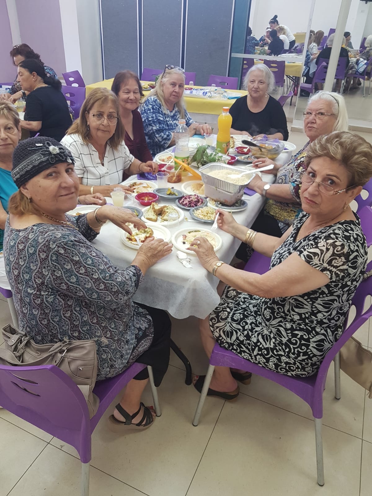 נשות גיל הזהב חגגו בסעודת ראש חודש תמוז במרכז עמידר בקהילה "פאני קפלן"