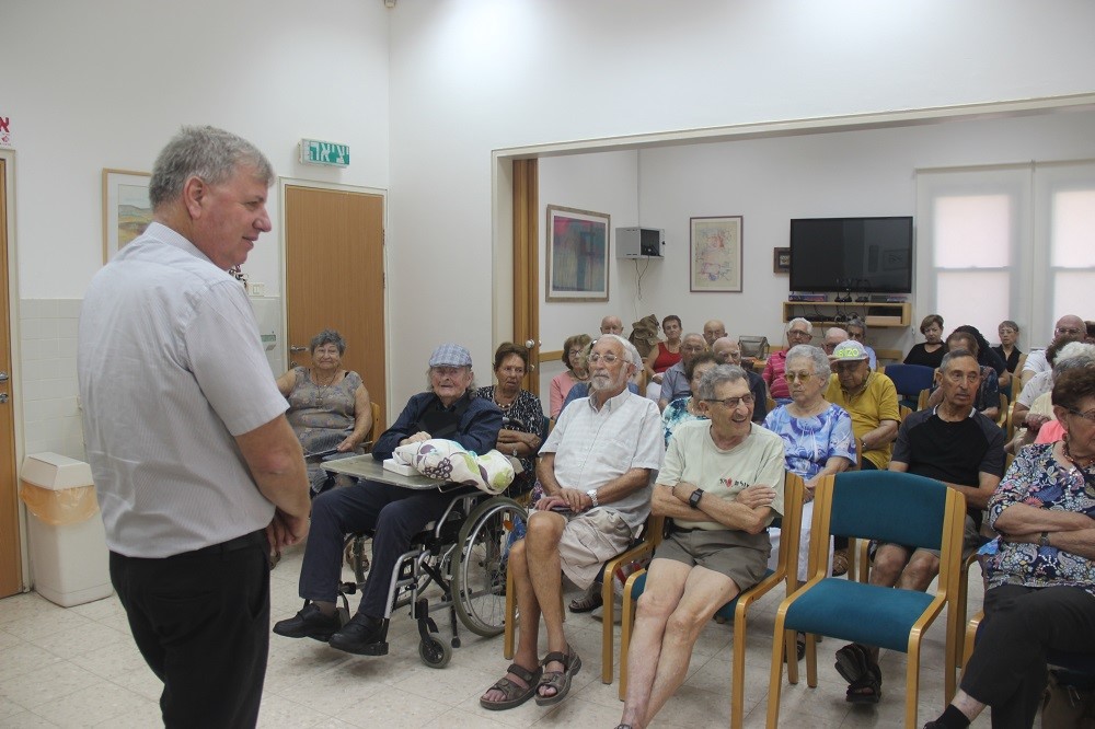 שיחה צפופה: ניר זמיר נפגש עם ותיקי המועצה