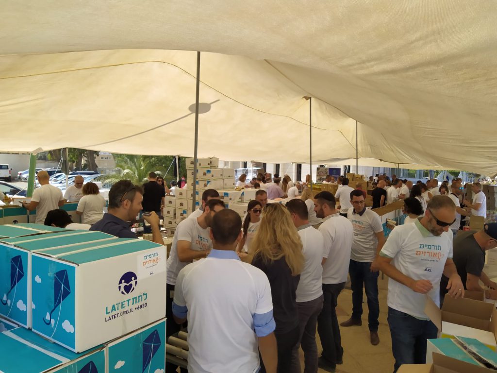 עובדי כיל אורזים חבילות מזון