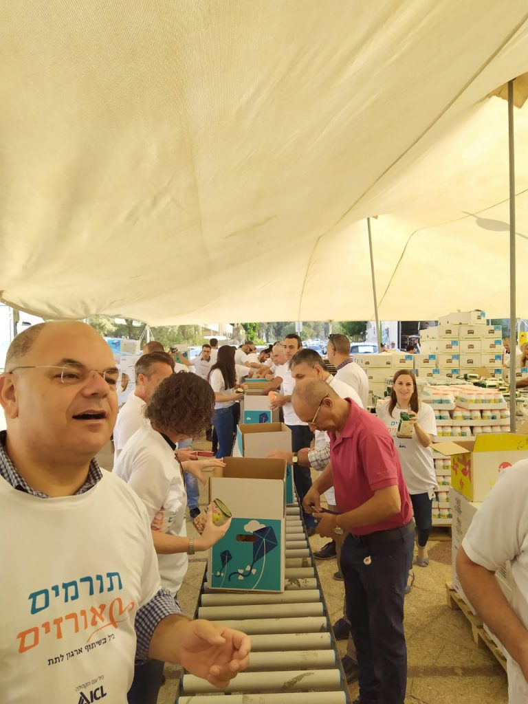 עובדי כיל אורזים חבילות מזון