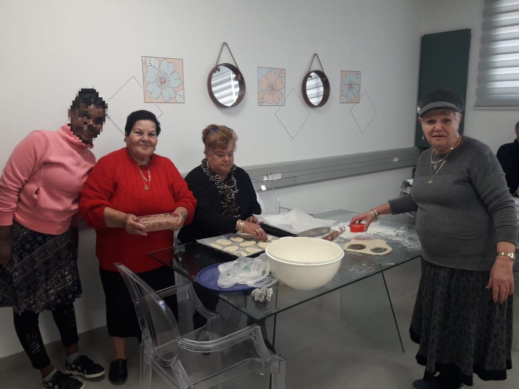 מבשלות ביחד