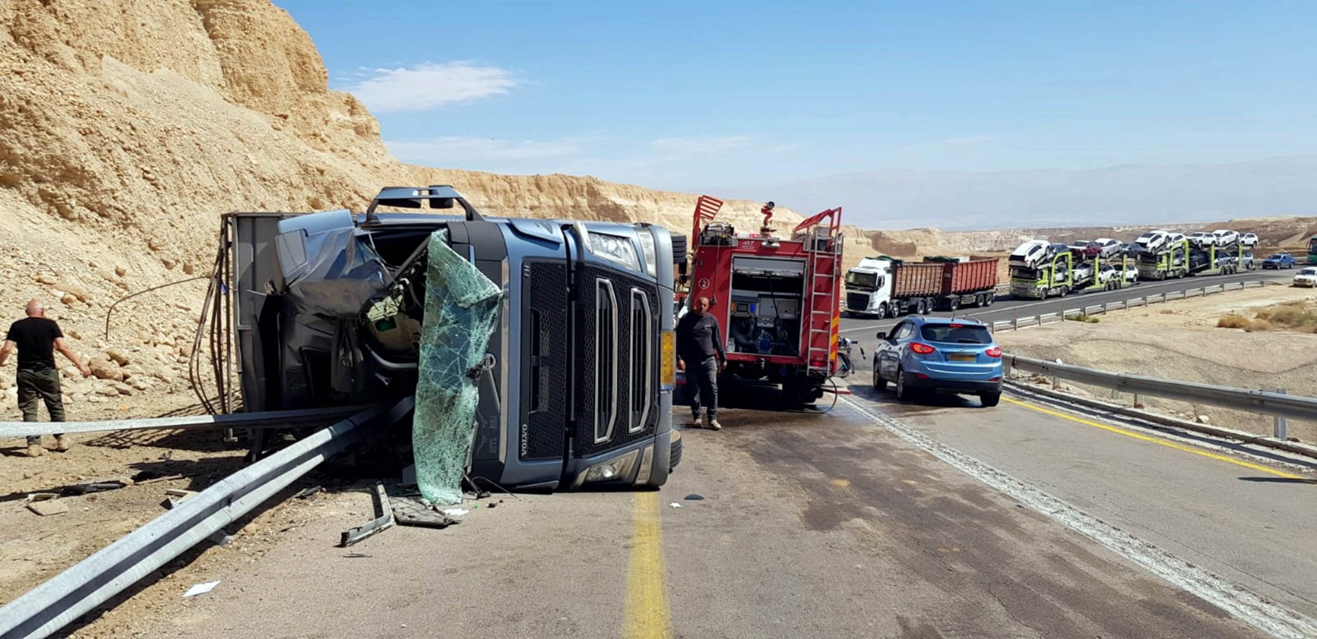 שוב תאונה  על כביש 90 בערבה – משאית להובלת בקר התהפכה – הנהג פונה במצב בינוני לסורוקה