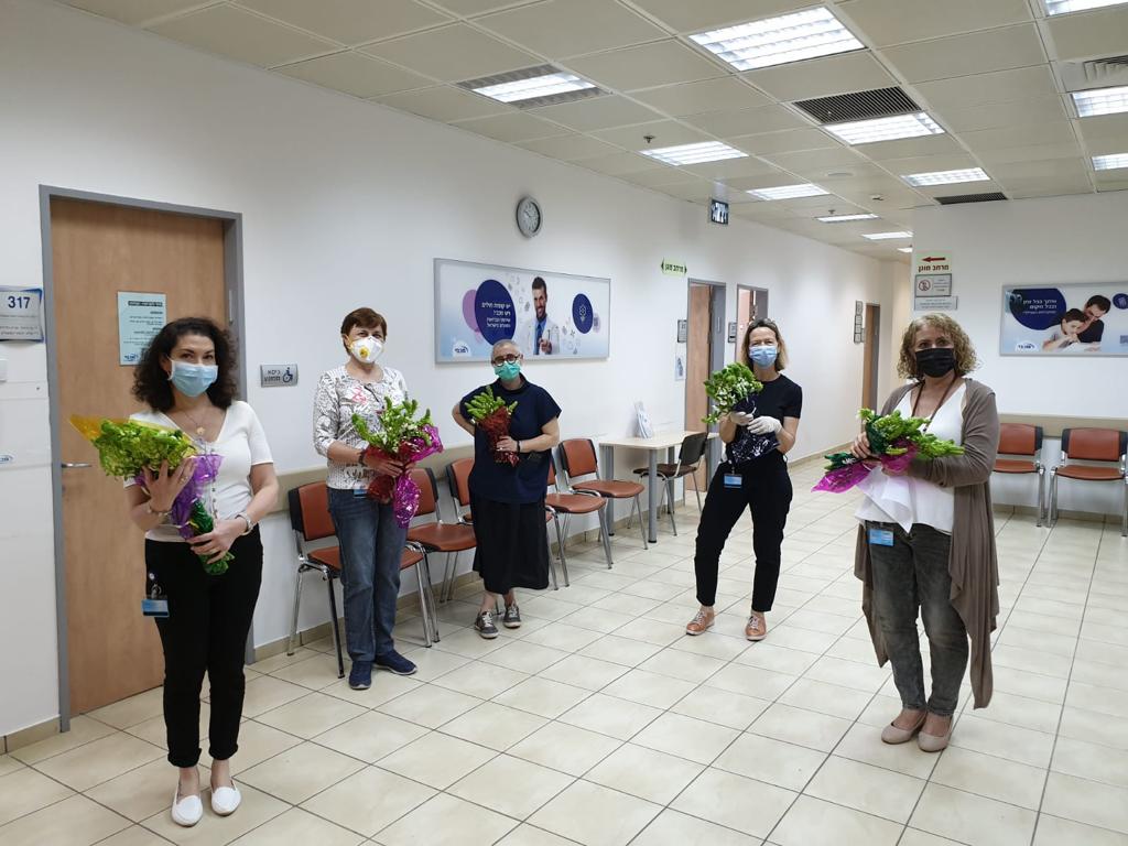 לרגל יום השואה: מכבי במבצע חלוקת זרי פרחים לניצולי שואה עריריים בבאר שבע