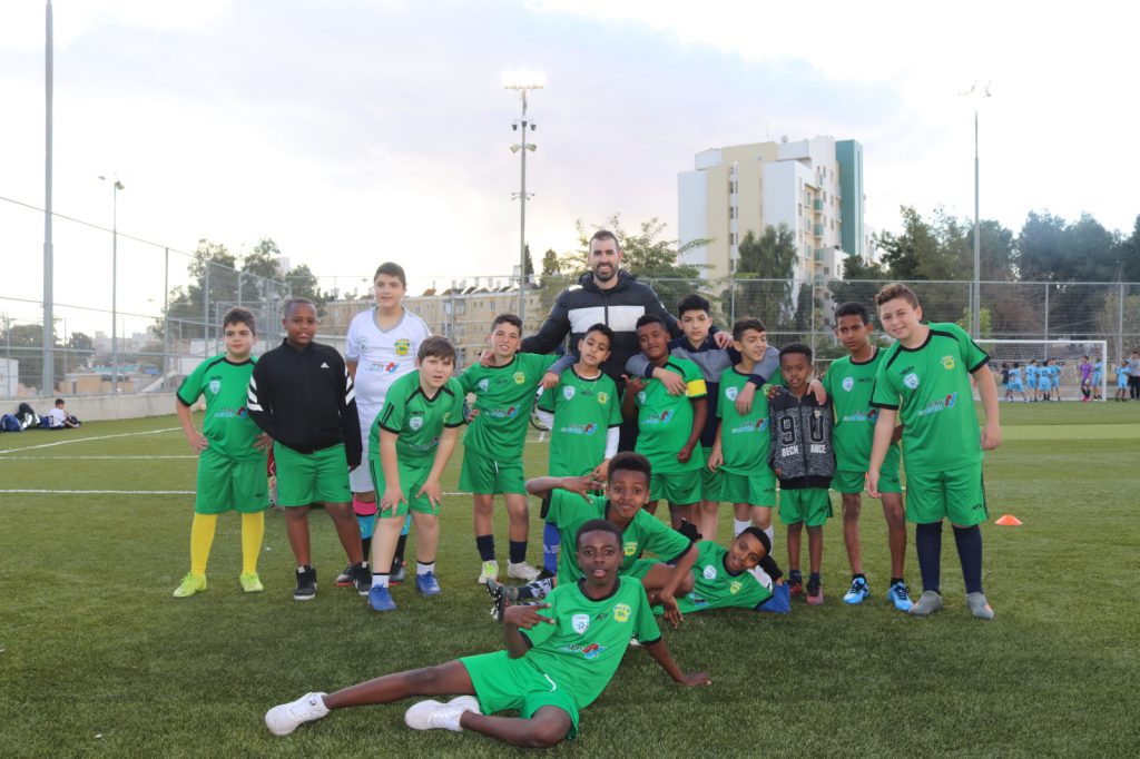 קבוצת הכדורגל לילדים של בית הספר יוסף קארו