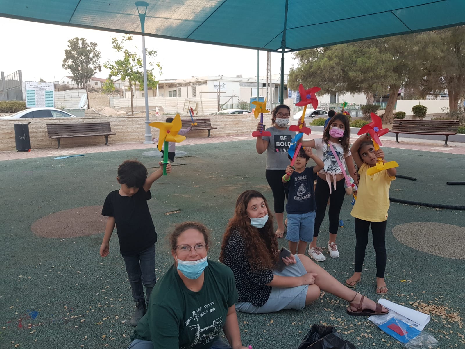 רק בגלל הרוח: פעילויות פנאי בנושא רוח עבור ילדי שכונת 'יצחק שדה' בעיר ירוחם
