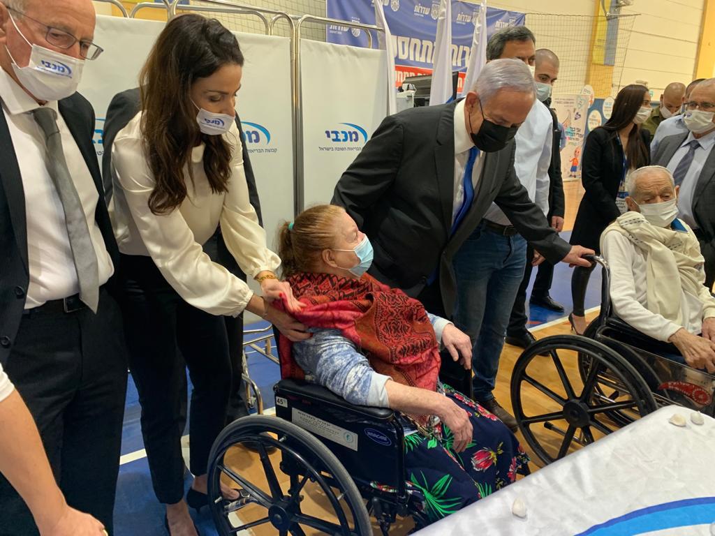 ראש הממשלה פגש את ניצולת השואה ותושבת העיר שדרות, מאיה פרילוצקי בת ה-88 שהגיעה לקבל את מנת החיסון הראשונה