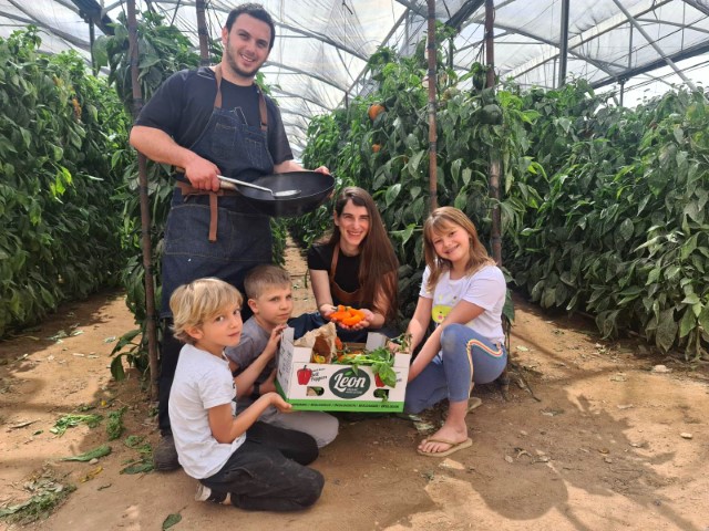 זוג השפים, נדב ודניאל, כוכבי התכנית 'המטבח המנצח' פתחו את פסטיבל 'מהחממה לצלחת' בחממות החקלאיות בערבה התיכונה