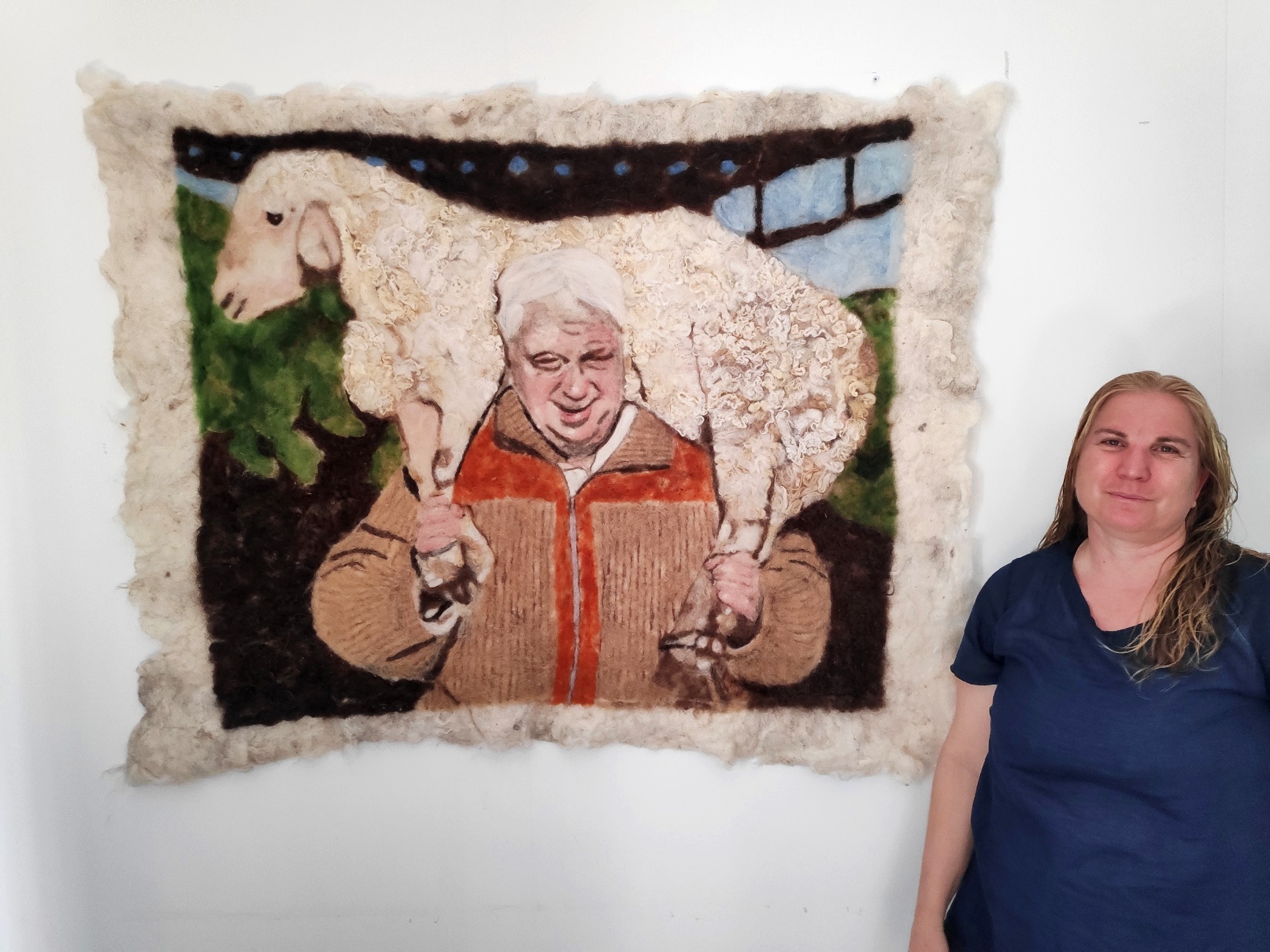 לפני הבחירות ולציון יום הולדתו ה-92 של אריאל (אריק) שרון ז"ל  האמנית דליה מטמון מהערבה התיכונה מציגה לזכרו  "כוח ורכות" – יצירה עשויה צמר כבשים טבעי