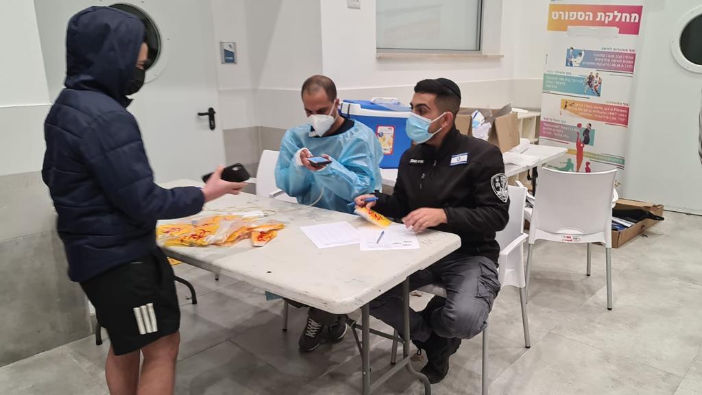 כבוד לצוות הפיקוח העירוני באופקים אשר נרתם ביום שלישי לסייע במתחם בדיקות הקורונה