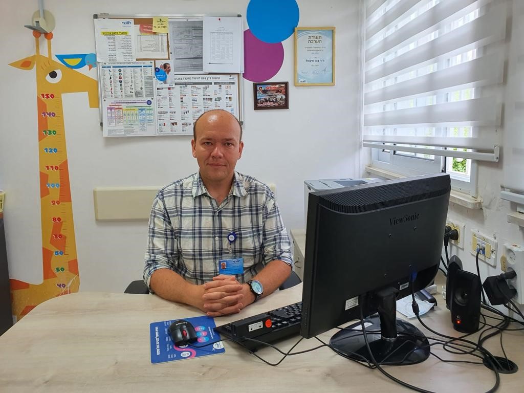 העלייה לישראל לבד, הגיוס לשירות קרבי וההחלטה להתגורר דווקא בעוטף עזה: הכירו את ד"ר מיכאל בס, רופא המשפחה החדש של מכבי בשדרות