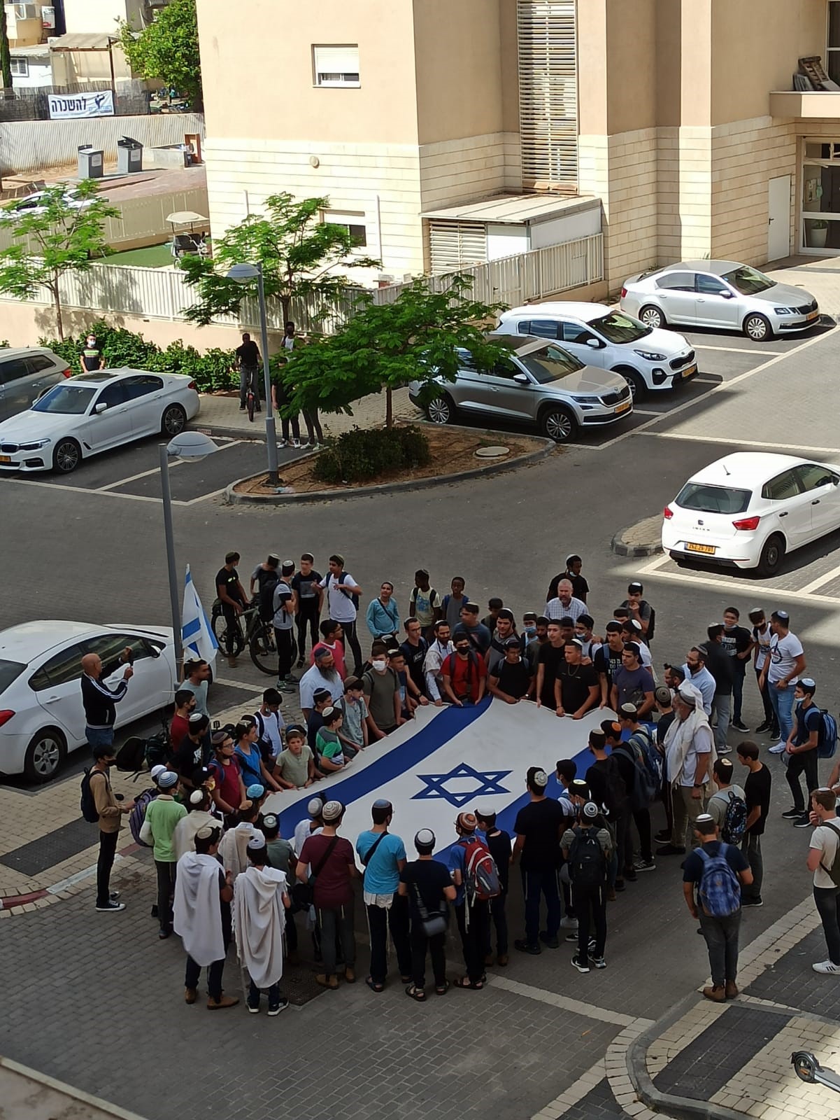 *תמונת הניצחון – שירת התלמידים מול בית עידו – הילד שנרצח מהטילים*