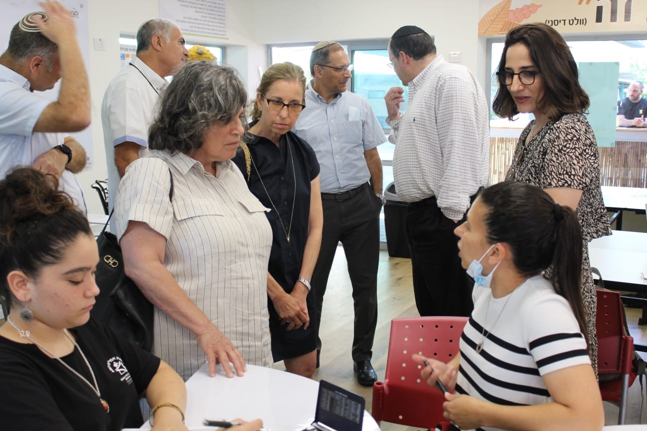 נשיאת אמית בביקור הזדהות באשקלון