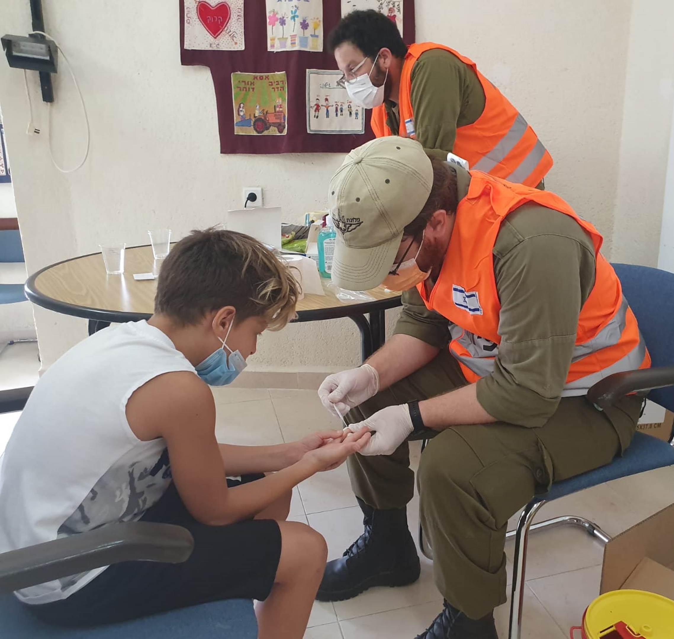 השבוע החלו בדיקות סרולוגיות חינם לילדי הערבה במועצה אזורית הערבה התיכונה כחלק ממבצע הבדיקות הארצי בשיתוף פיקוד העורף משרד הבריאות ומשרד הביטחון