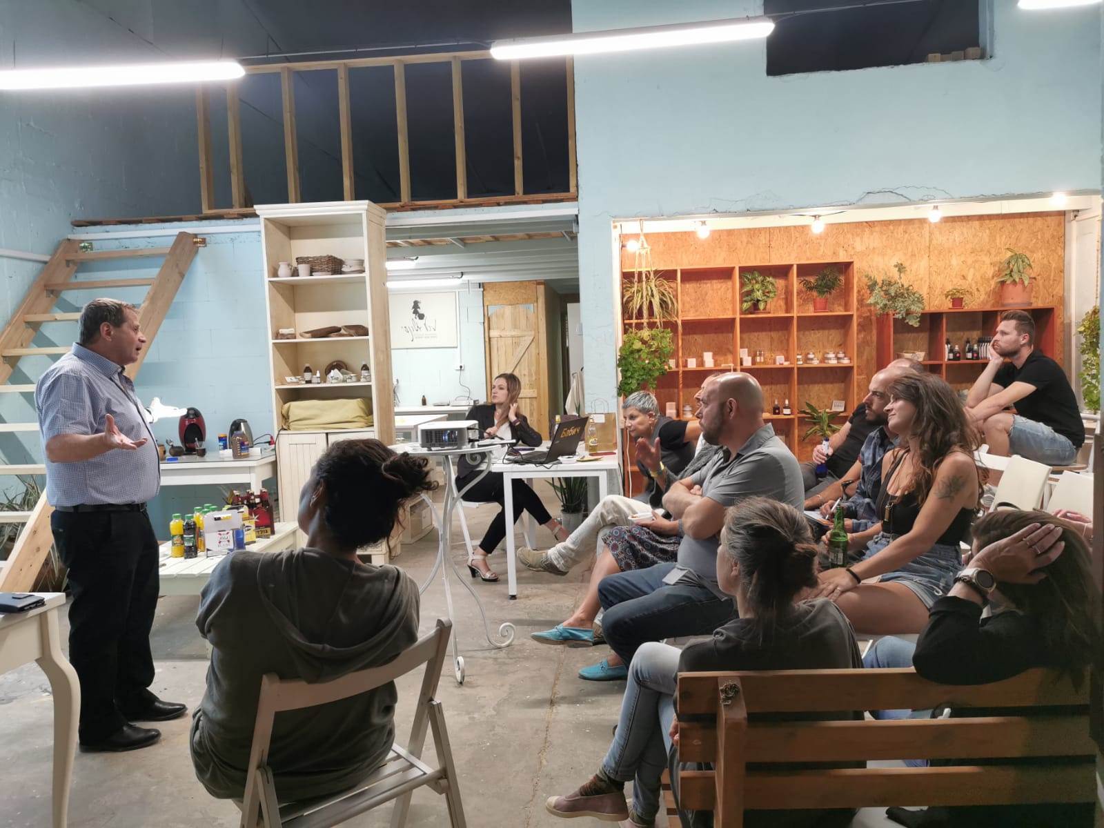 החברה הכלכלית בערד מקדמת את בעלי העסקים בעיר, על כוס של בירה