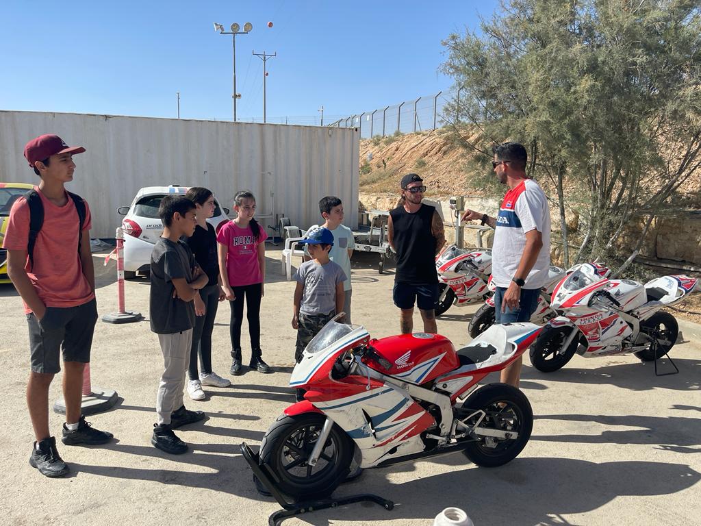 לראשונה בישראל: מועדון רכיבה "הפועל ערד" לאופנועי כביש לילדים ונוער נפתח בערד