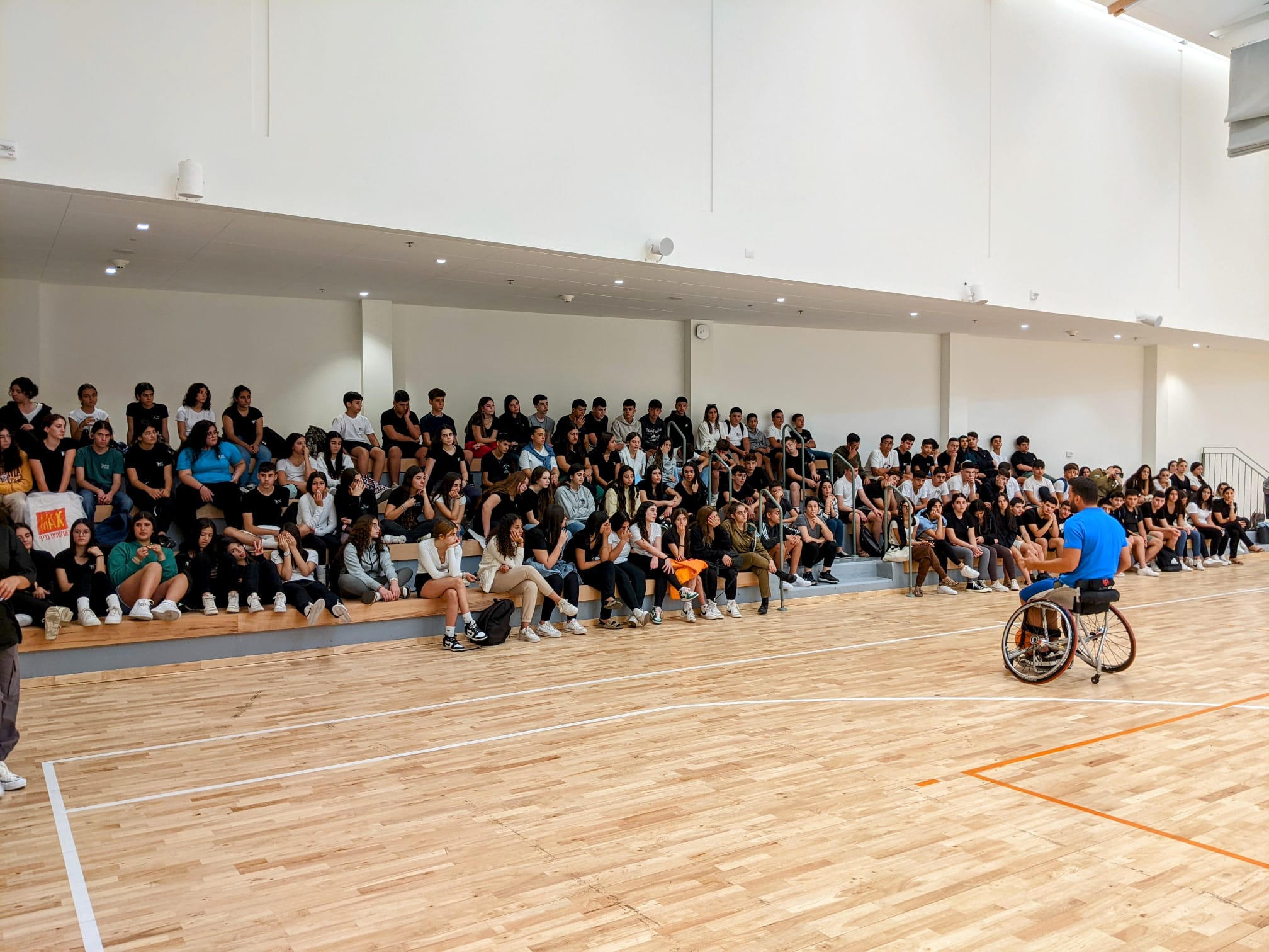 קפטן נבחרת הכדורסל בכיסאות גלגלים ריגש תלמידים במגרש הספורט החדש בעדי נגב-נחלת ערן