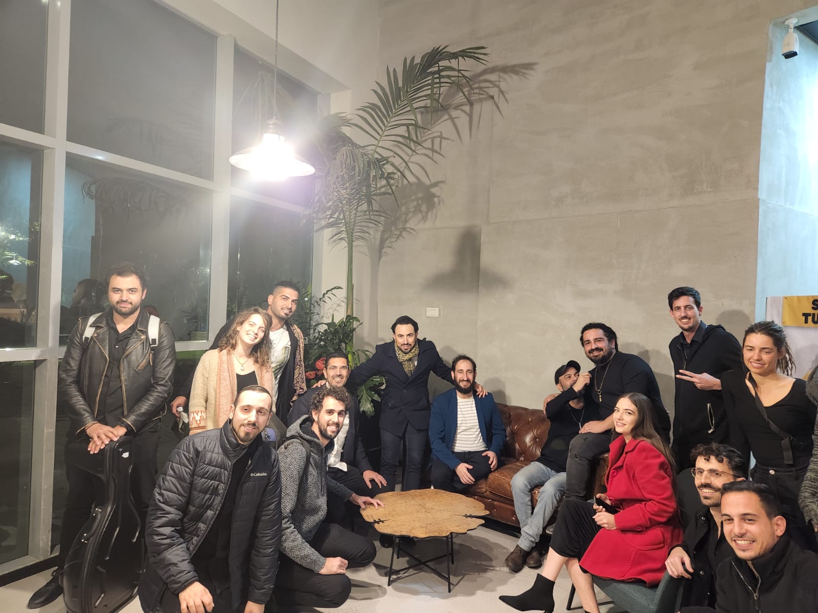 "תזמורת ירושלים מזרח ומערב" תחת ניצוחו של תום כהן בשיתוף "אנסמבל באר שבע מזרח ומערב" אירחו את הזמר המרגש עמיר בניון בהופעה חיה.