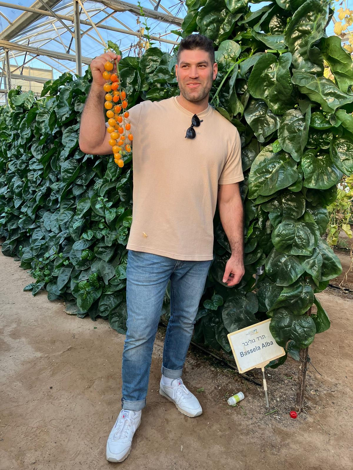 אורי ששון חקלאי ליום אחד – בערבה התיכונה