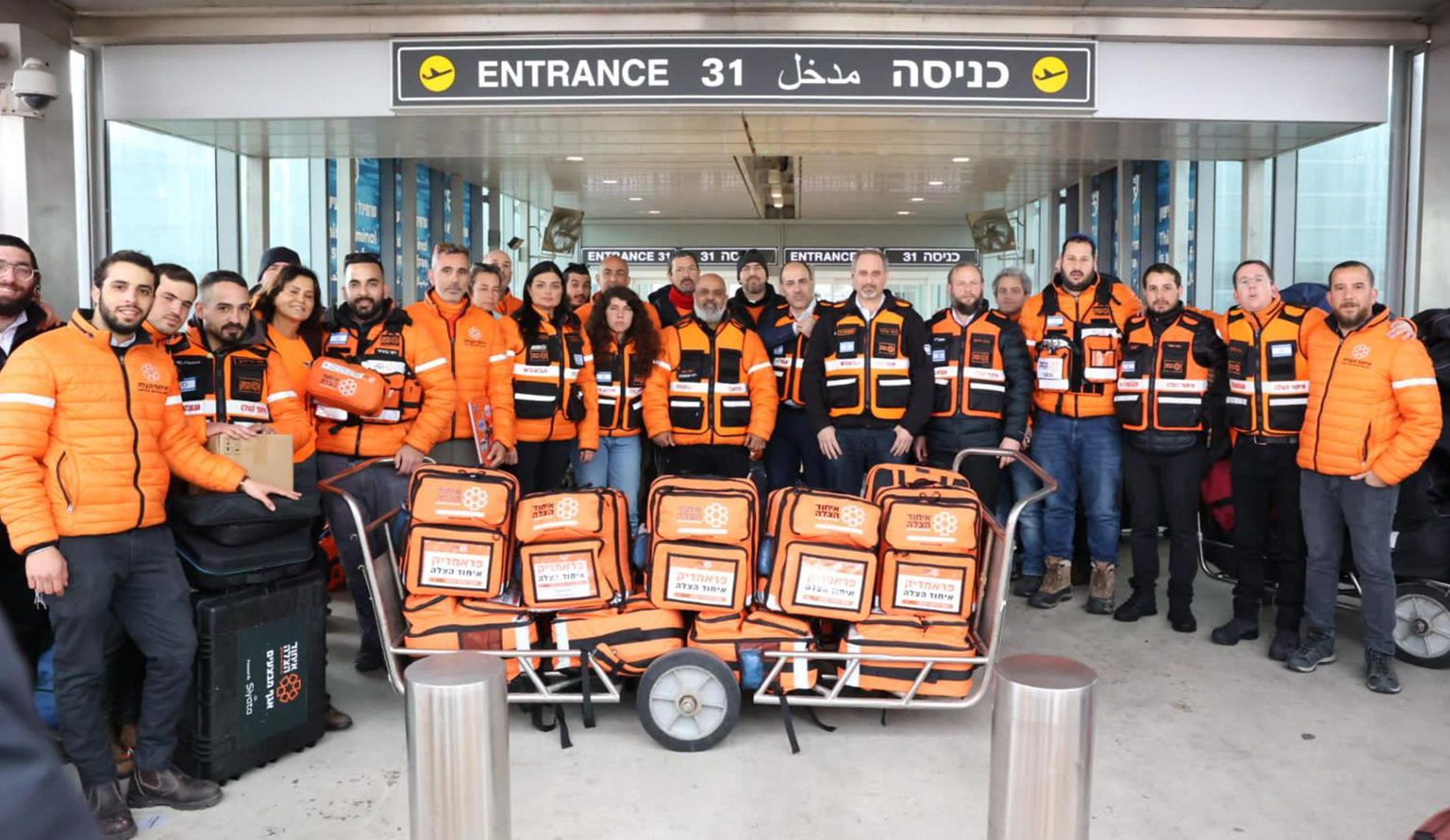 מתנדבים בדרך למקום האסון בטורקיה