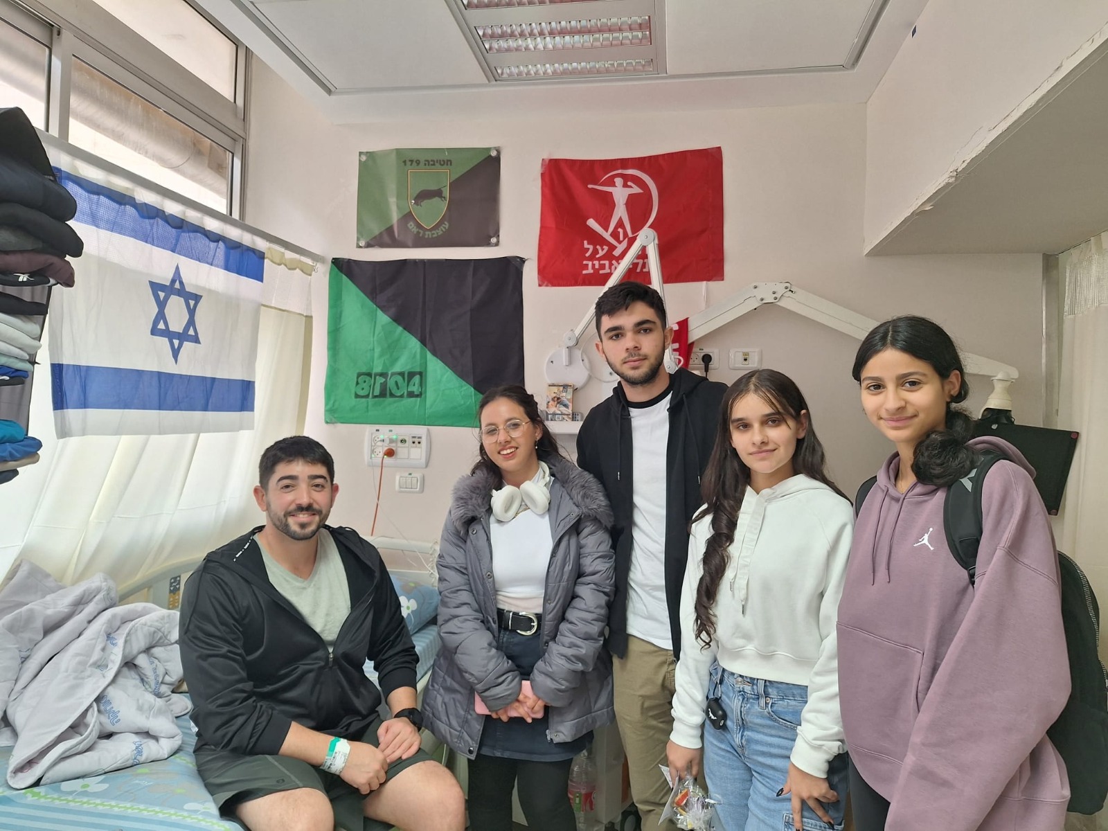 מאילת לסורוקה: התלמידים המפונים משדרות בביקור חולים לחיילים פצועי המלחמה