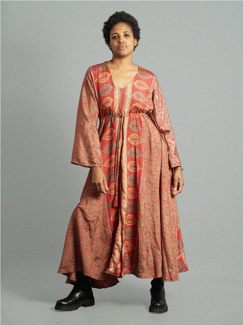 Abito con schiena scoperta strisce rosse – Sikh