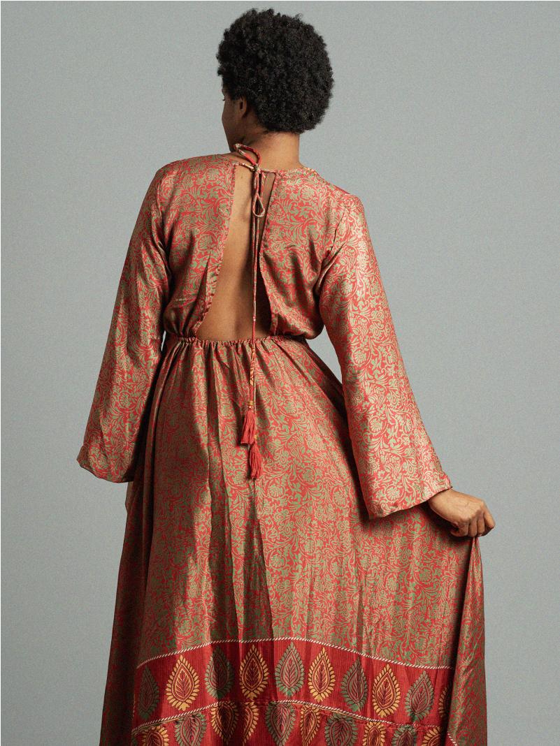 Abito con schiena scoperta strisce rosse – Sikh